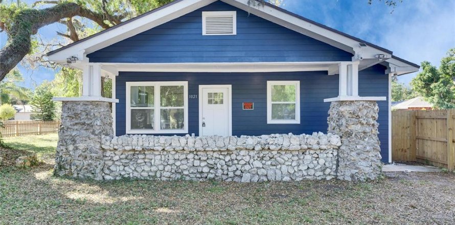 House in Tampa, Florida 4 bedrooms, 119.57 sq.m. № 2211779