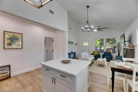 House in Tampa, Florida 4 bedrooms, 119.57 sq.m. № 2211779 - photo 8