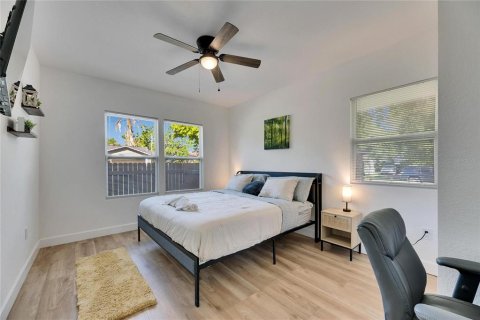 House in Tampa, Florida 4 bedrooms, 119.57 sq.m. № 2211779 - photo 10