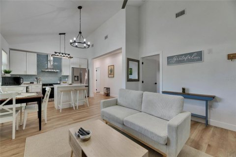 House in Tampa, Florida 4 bedrooms, 119.57 sq.m. № 2211779 - photo 5