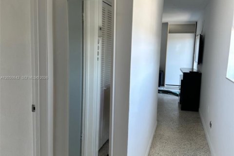 Condo in Miami, Florida, 2 bedrooms № 2192633 - photo 10