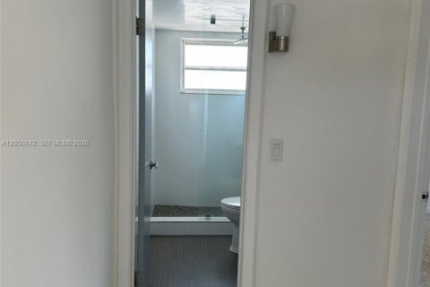 Condo in Miami, Florida, 2 bedrooms № 2192633 - photo 16