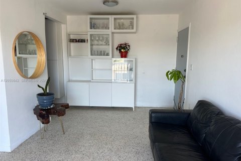 Condo in Miami, Florida, 2 bedrooms № 2192633 - photo 8