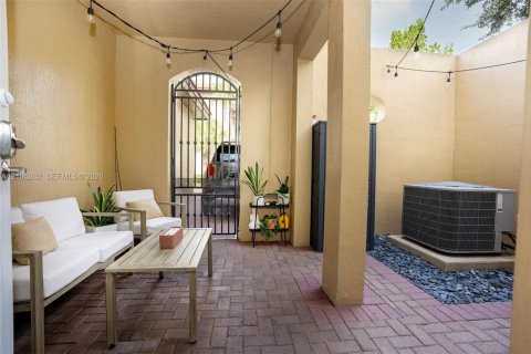 Touwnhouse à vendre à Pembroke Pines, Floride: 3 chambres, 154.22 m2 № 2416216 - photo 3