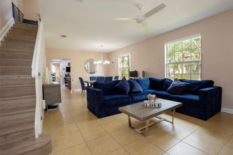 Touwnhouse à vendre à Pembroke Pines, Floride: 3 chambres, 154.22 m2 № 2416216 - photo 4