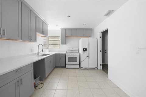 House in Port Charlotte, Florida 3 bedrooms, 107.49 sq.m. № 1879750 - photo 6