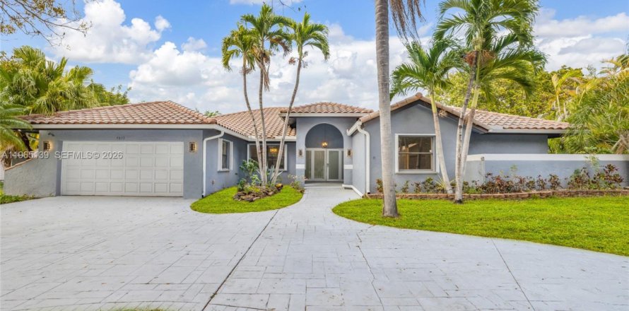 House in Coral Springs, Florida 4 bedrooms, 267.09 sq.m. № 2026476