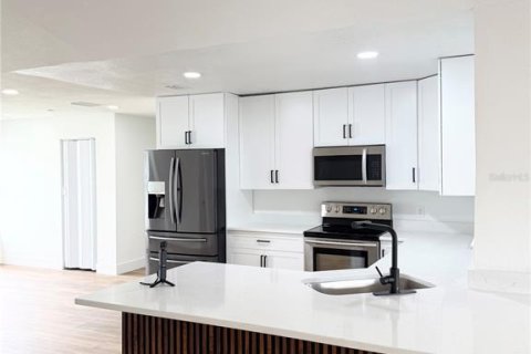 Casa en venta en Kissimmee, Florida, 4 dormitorios, 159.05 m2 № 2285556 - foto 3