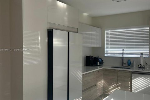 Condo in Bay Harbor Islands, Florida, 2 bedrooms  № 1997146 - photo 17