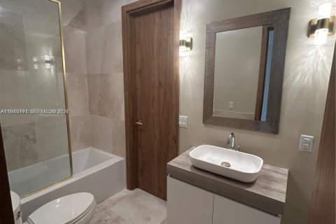 Condo in Bay Harbor Islands, Florida, 2 bedrooms  № 1997146 - photo 13