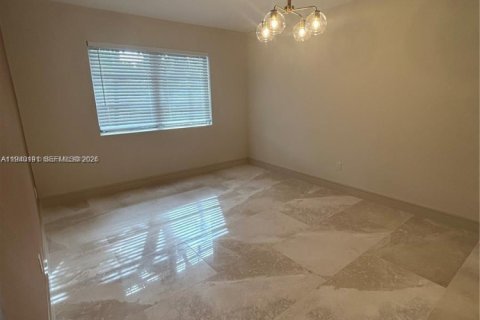 Condo in Bay Harbor Islands, Florida, 2 bedrooms  № 1997146 - photo 11