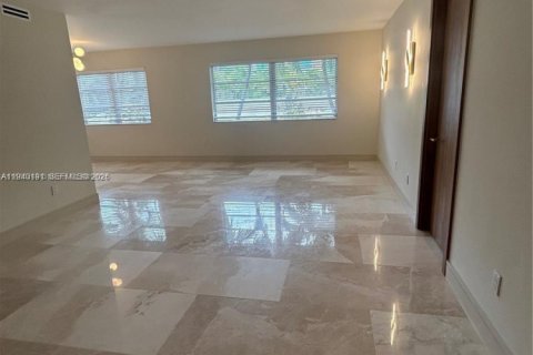 Condo in Bay Harbor Islands, Florida, 2 bedrooms  № 1997146 - photo 2