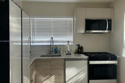 Condo in Bay Harbor Islands, Florida, 2 bedrooms  № 1997146 - photo 18