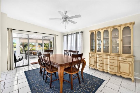 House in Port Charlotte, Florida 3 bedrooms, 149.76 sq.m. № 2229342 - photo 9
