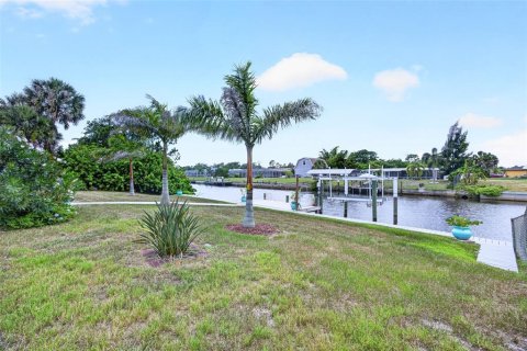 House in Port Charlotte, Florida 3 bedrooms, 149.76 sq.m. № 2229342 - photo 30