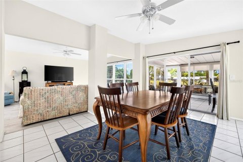 House in Port Charlotte, Florida 3 bedrooms, 149.76 sq.m. № 2229342 - photo 10