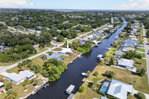House in Port Charlotte, Florida 3 bedrooms, 149.76 sq.m. № 2229342 - photo 2