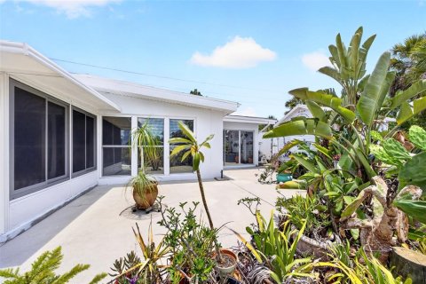 House in Port Charlotte, Florida 3 bedrooms, 149.76 sq.m. № 2229342 - photo 28