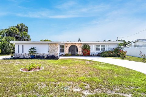 House in Port Charlotte, Florida 3 bedrooms, 149.76 sq.m. № 2229342