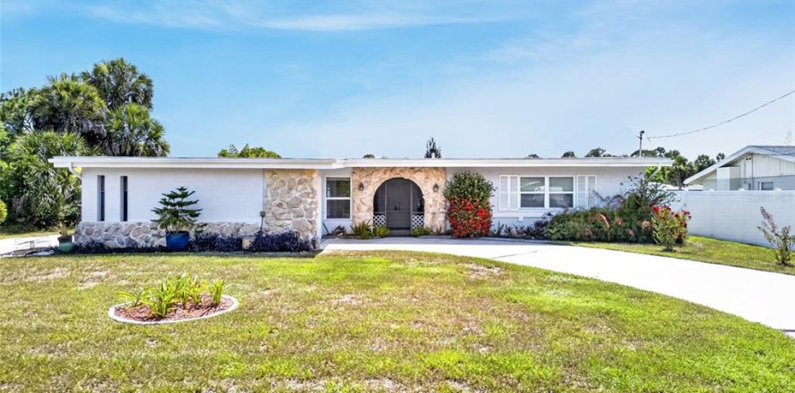 House in Port Charlotte, Florida 3 bedrooms, 149.76 sq.m. № 2229342