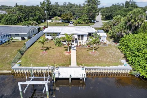 House in Port Charlotte, Florida 3 bedrooms, 149.76 sq.m. № 2229342 - photo 3