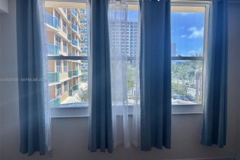 Copropriété à louer à Hollywood, Floride: 1 chambre, 77.57 m2 № 2251069 - photo 15