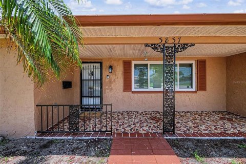 Villa ou maison à vendre à New Port Richey, Floride: 2 chambres, 157 m2 № 2277151 - photo 5