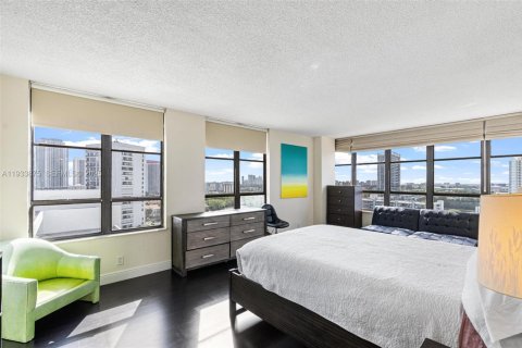 Condo in Hallandale Beach, Florida, 3 bedrooms  № 1992144 - photo 7