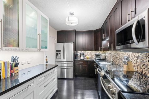 Condo in Hallandale Beach, Florida, 3 bedrooms  № 1992144 - photo 9