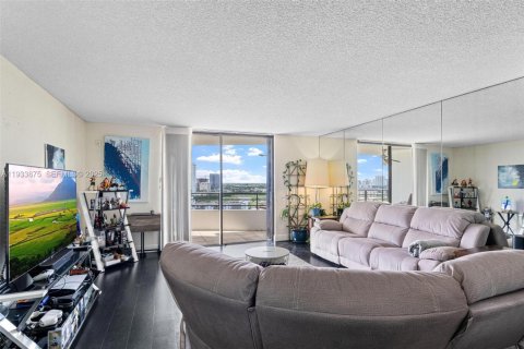 Condo in Hallandale Beach, Florida, 3 bedrooms  № 1992144 - photo 3