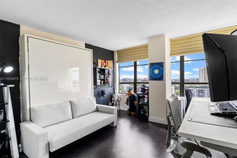Condo in Hallandale Beach, Florida, 3 bedrooms  № 1992144 - photo 16