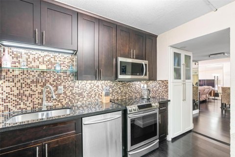 Condo in Hallandale Beach, Florida, 3 bedrooms  № 1992144 - photo 10