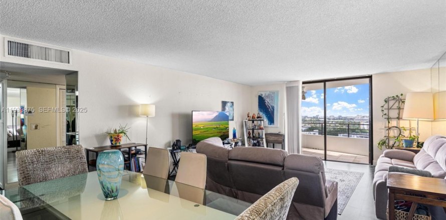 Condo in Hallandale Beach, Florida, 3 bedrooms  № 1992144