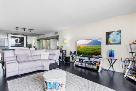 Condo in Hallandale Beach, Florida, 3 bedrooms  № 1992144 - photo 4