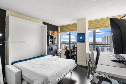 Condo in Hallandale Beach, Florida, 3 bedrooms  № 1992144 - photo 17