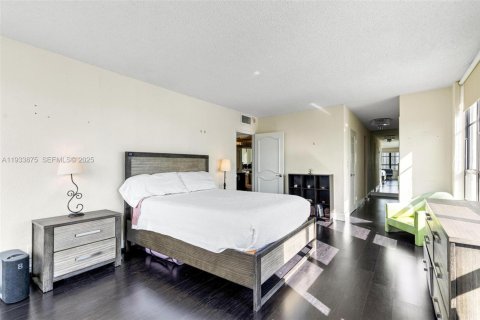 Condo in Hallandale Beach, Florida, 3 bedrooms  № 1992144 - photo 12