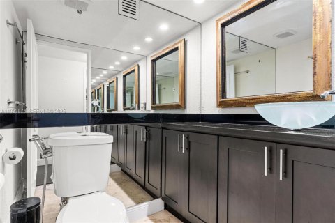 Condo in Hallandale Beach, Florida, 3 bedrooms  № 1992144 - photo 11