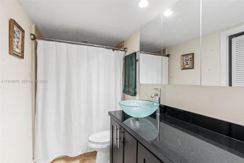 Condo in Hallandale Beach, Florida, 3 bedrooms  № 1992144 - photo 15