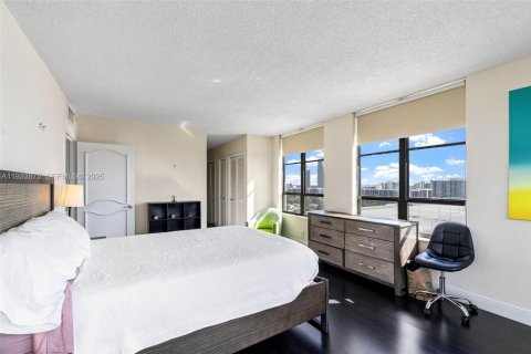 Condo in Hallandale Beach, Florida, 3 bedrooms  № 1992144 - photo 13