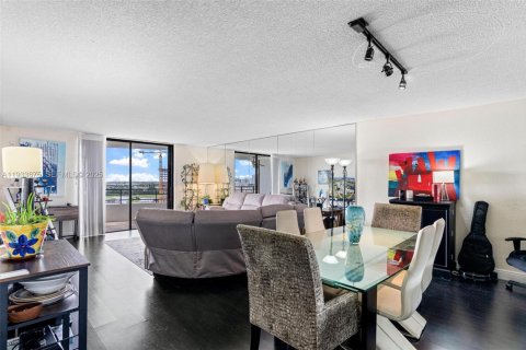 Condo in Hallandale Beach, Florida, 3 bedrooms  № 1992144 - photo 2