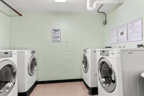 Condo in Hallandale Beach, Florida, 3 bedrooms  № 1992144 - photo 23