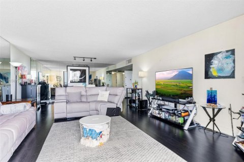 Condo in Hallandale Beach, Florida, 3 bedrooms  № 1992144 - photo 5