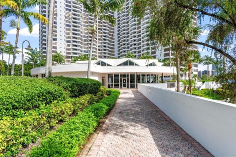 Condo in Hallandale Beach, Florida, 3 bedrooms  № 1992144 - photo 26