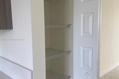 Condo in Doral, Florida, 2 bedrooms  № 1834501 - photo 5
