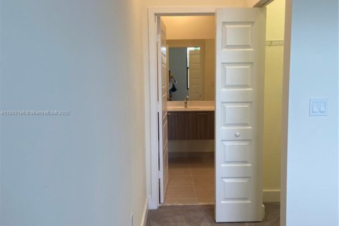 Condo in Doral, Florida, 2 bedrooms  № 1834501 - photo 9