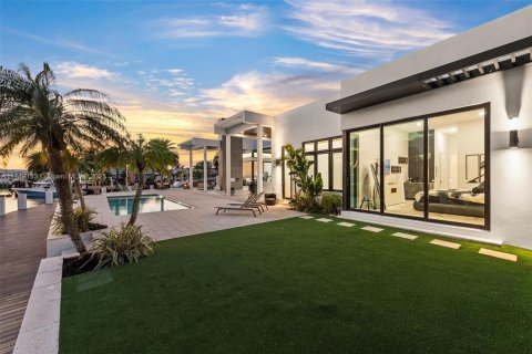 House in Lighthouse Point, Florida 3 bedrooms, 290.04 sq.m. № 1960134 - photo 29