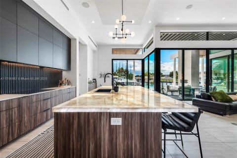 House in Lighthouse Point, Florida 3 bedrooms, 290.04 sq.m. № 1960134 - photo 17