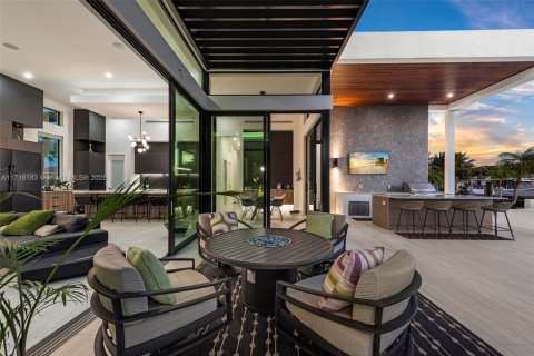 House in Lighthouse Point, Florida 3 bedrooms, 290.04 sq.m. № 1960134 - photo 24