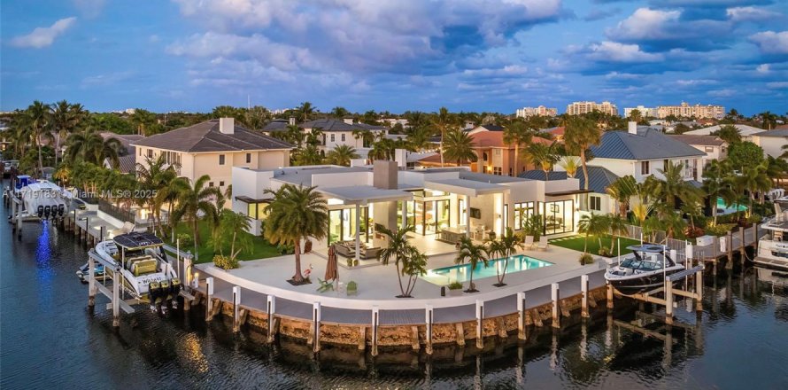 House in Lighthouse Point, Florida 3 bedrooms, 290.04 sq.m. № 1960134