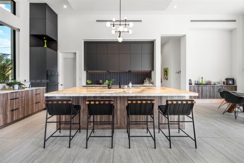 House in Lighthouse Point, Florida 3 bedrooms, 290.04 sq.m. № 1960134 - photo 15